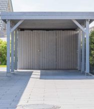 Dieses Foto zeigt einen schönen Holz Carport mit einem geräumigen Schuppen in einem hellgrauen Farbton.